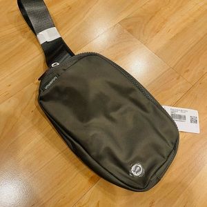 NWT Lululemon Everywhere Belt Bag in Grey Sage